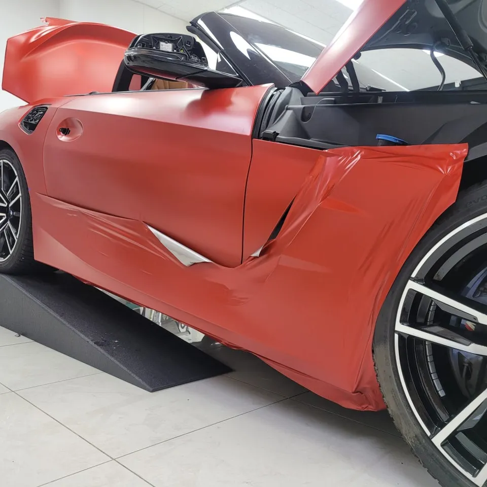 BMW Z4 カーラッピング事例｜スモーリングレッドの費用と仕上がり 施工写真 2-3