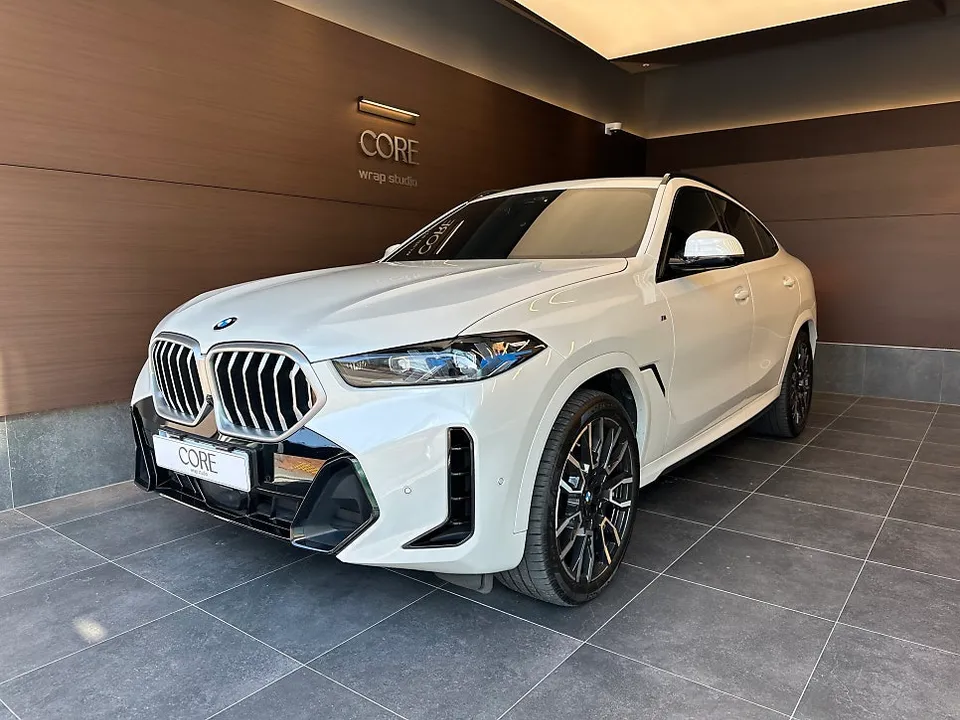 BMW X6のカーラッピング事例｜ブラックポイントで洗練された印象に 施工写真 1-1