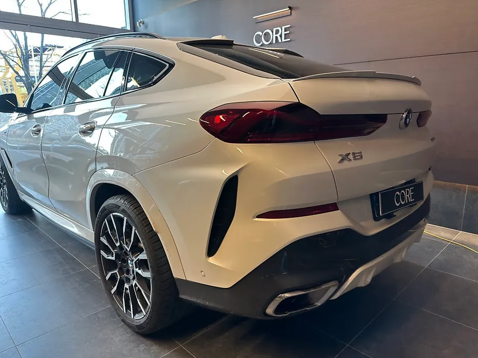 BMW X6のカーラッピング事例｜ブラックポイントで洗練された印象に 施工写真 2-1