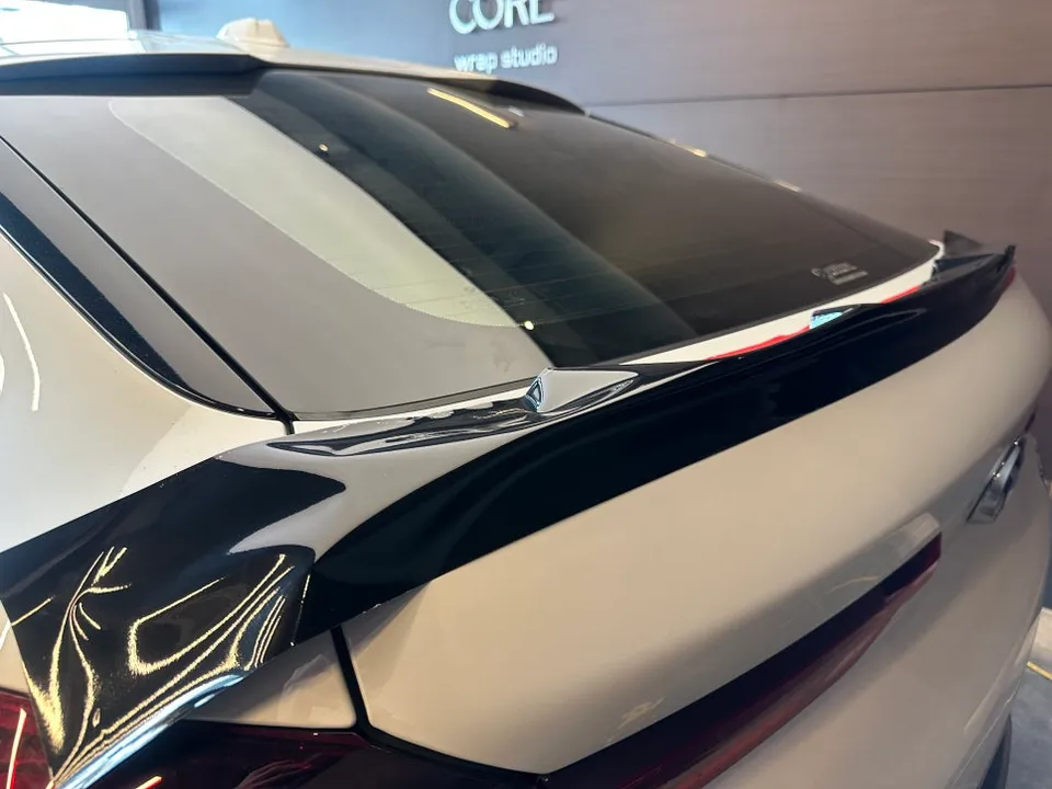 BMW X6のカーラッピング事例｜ブラックポイントで洗練された印象に 施工写真 4-2
