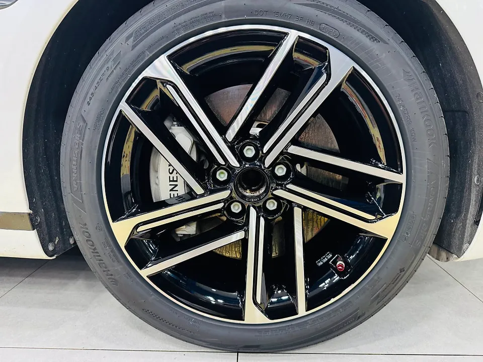 Genesis G80のカーラッピング事例 施工写真 4-1