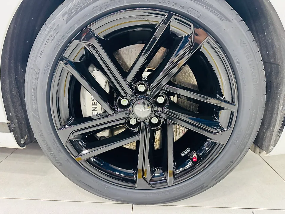 Genesis G80のカーラッピング事例 施工写真 3-2