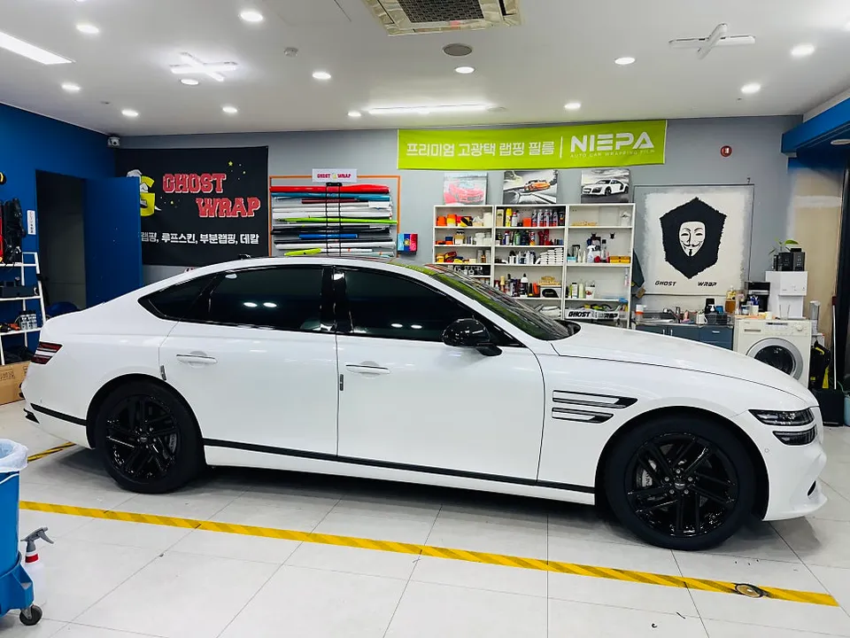 Genesis G80のカーラッピング事例 施工写真 4-2