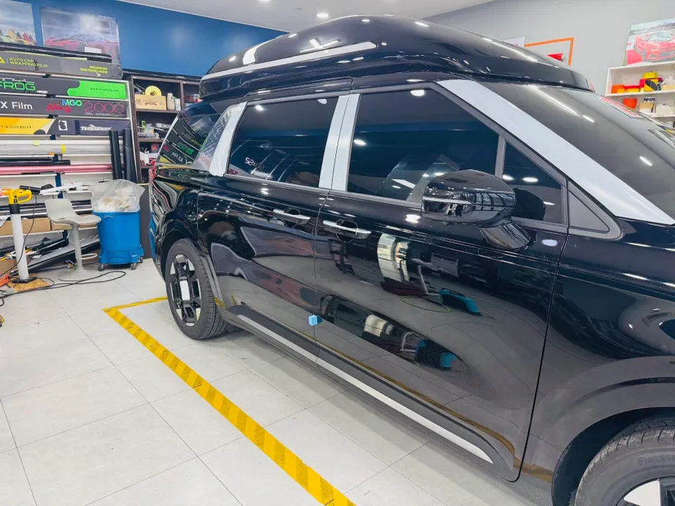 Kia Carnivalのカーラッピング事例｜クローム除去・ホイールラッピング 施工写真 2-3