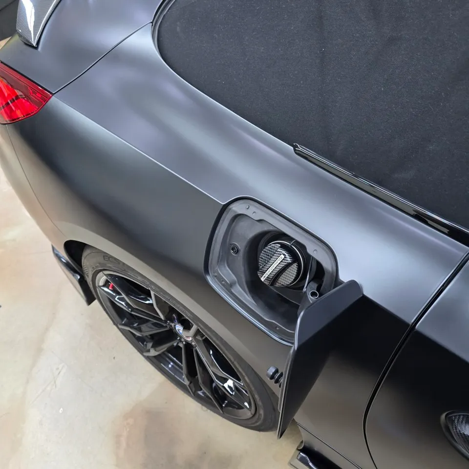 BMW Z4のカーラッピング事例|サテンブラックの高級感 施工写真 3-2