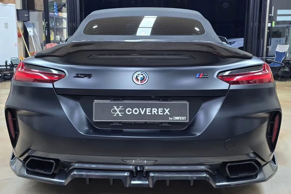 BMW Z4のカーラッピング事例|サテンブラックの高級感 施工写真 2-3