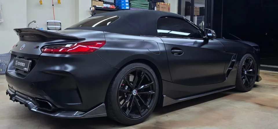 BMW Z4のカーラッピング事例|サテンブラックの高級感 施工写真 3-3
