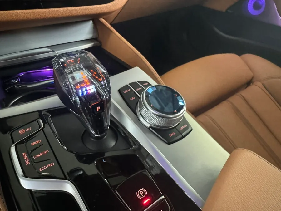 BMW 5 Series steering wheel - BMW 5 Series Crystal Gear Shift Customization Review photo 3