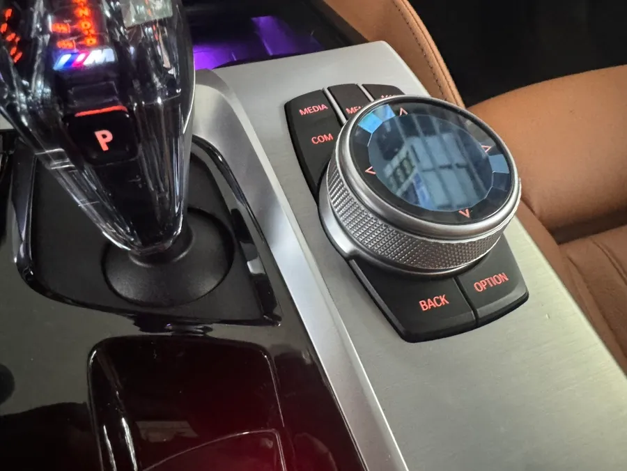 BMW 5 Series steering wheel - BMW 5 Series Crystal Gear Shift Customization Review photo 5