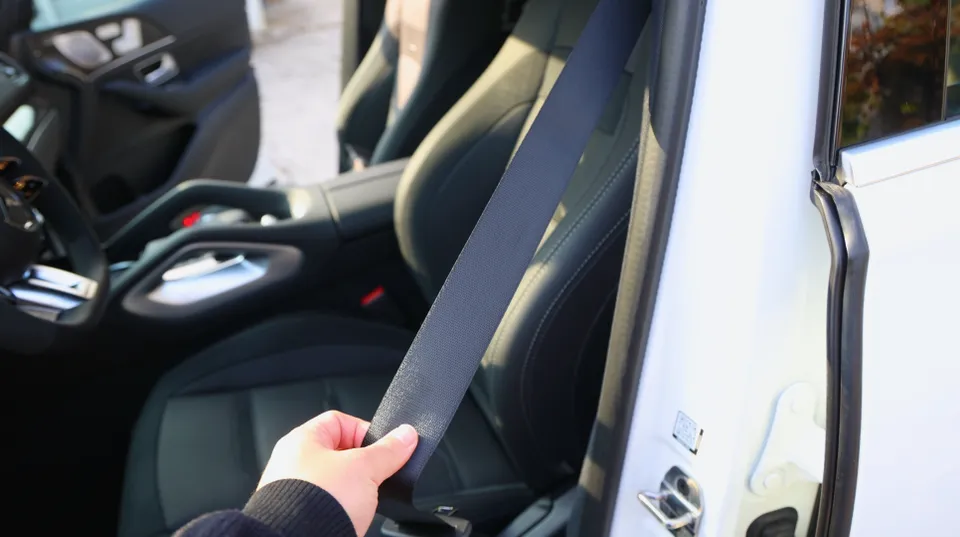 Mercedes-Benz GLE53 AMG C167 interior customization - Mercedes-Benz GLE53 AMG Interior Customization: Red Seatbelts photo 3