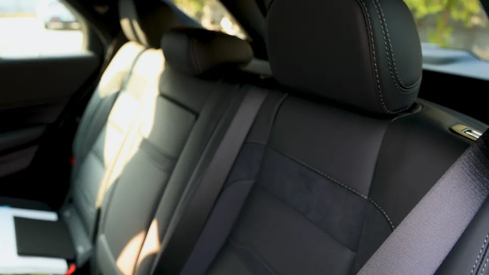 Mercedes-Benz GLE53 AMG C167 interior customization - Mercedes-Benz GLE53 AMG Interior Customization: Red Seatbelts photo 4