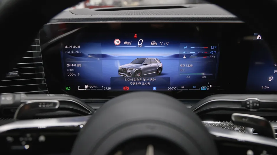 Mercedes-Benz GLE53 AMG C167 interior customization - Mercedes-Benz GLE53 AMG Interior Customization: Red Seatbelts photo 5