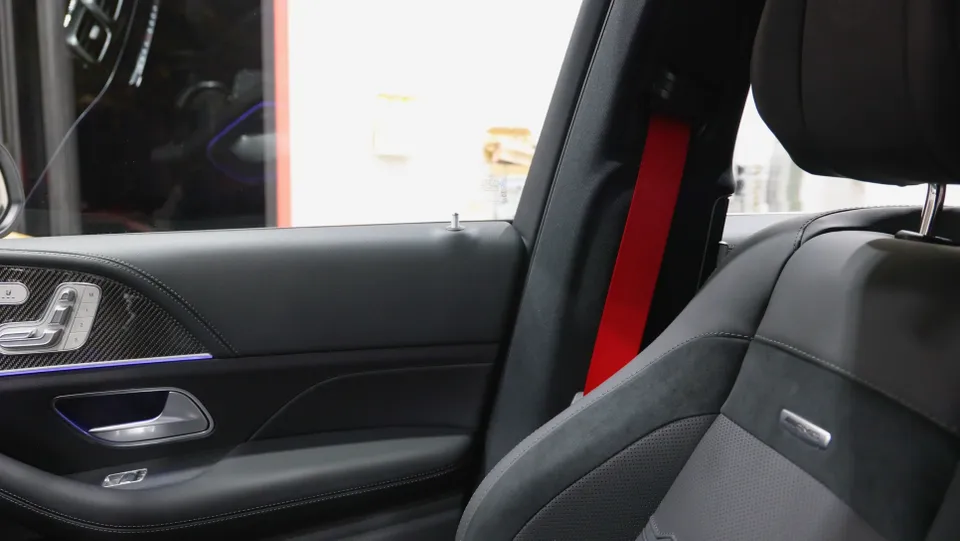 Mercedes-Benz GLE53 AMG C167 interior customization - Mercedes-Benz GLE53 AMG Interior Customization: Red Seatbelts photo 7