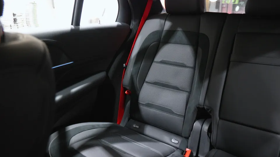 Mercedes-Benz GLE53 AMG C167 interior customization - Mercedes-Benz GLE53 AMG Interior Customization: Red Seatbelts photo 8