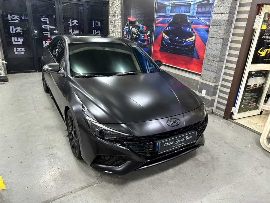 Hyundai Elantra CN7のカーラッピング事例|サテンブラックの高級感 施工写真 3-2