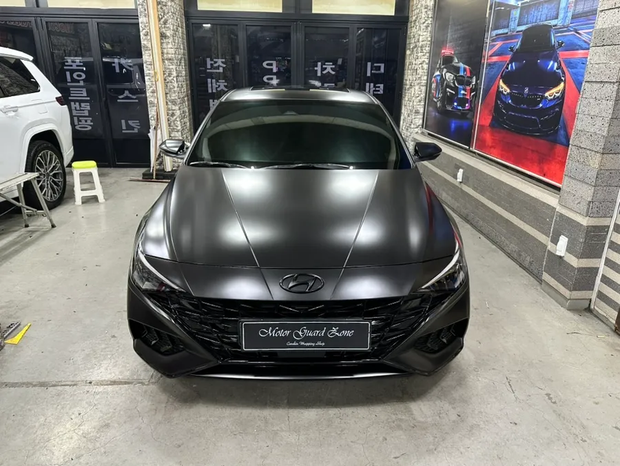 Hyundai Elantra CN7のカーラッピング事例|サテンブラックの高級感 施工写真 1-3