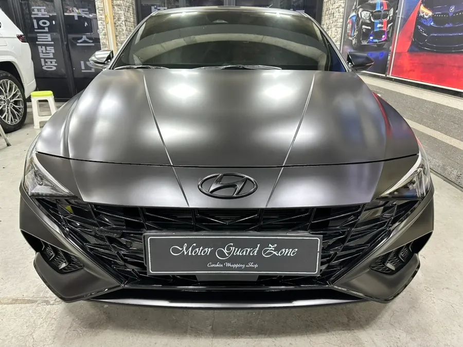 Hyundai Elantra CN7のカーラッピング事例|サテンブラックの高級感 施工写真 3-3