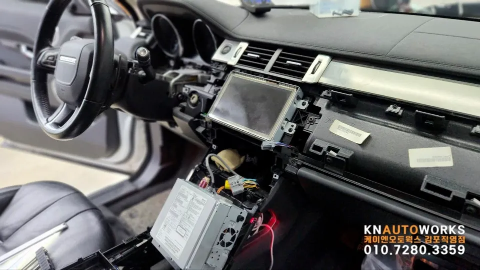 Land Rover EvoqueのAndroid Auto・CarPlay取付事例 施工写真 3-1