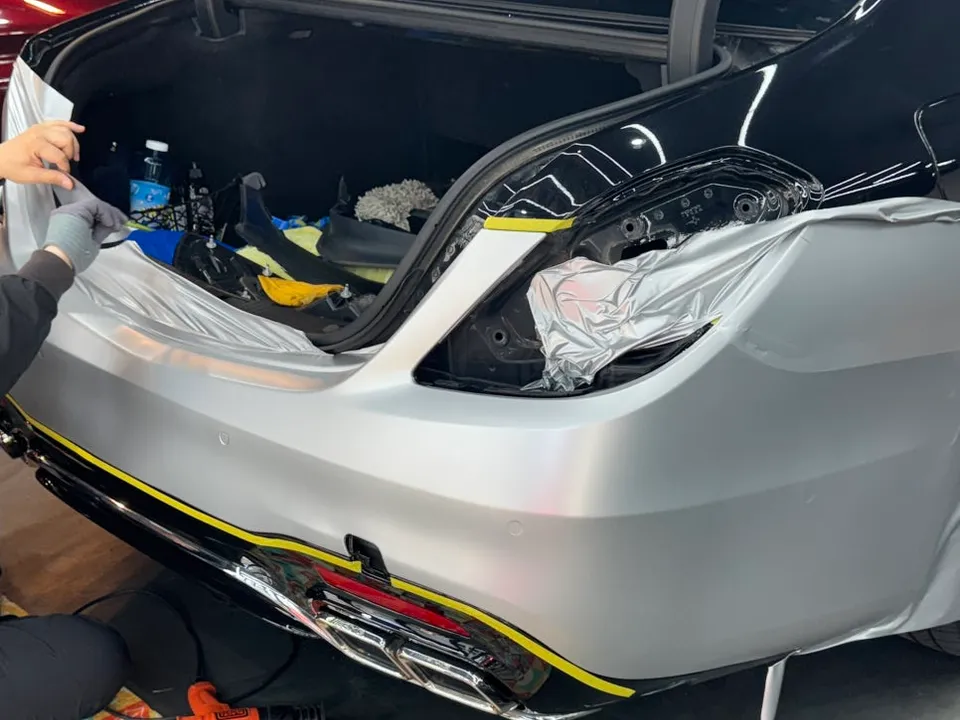 W222 Sクラスのカーラッピング事例｜サテンシルバーメタリック 施工写真 1-2