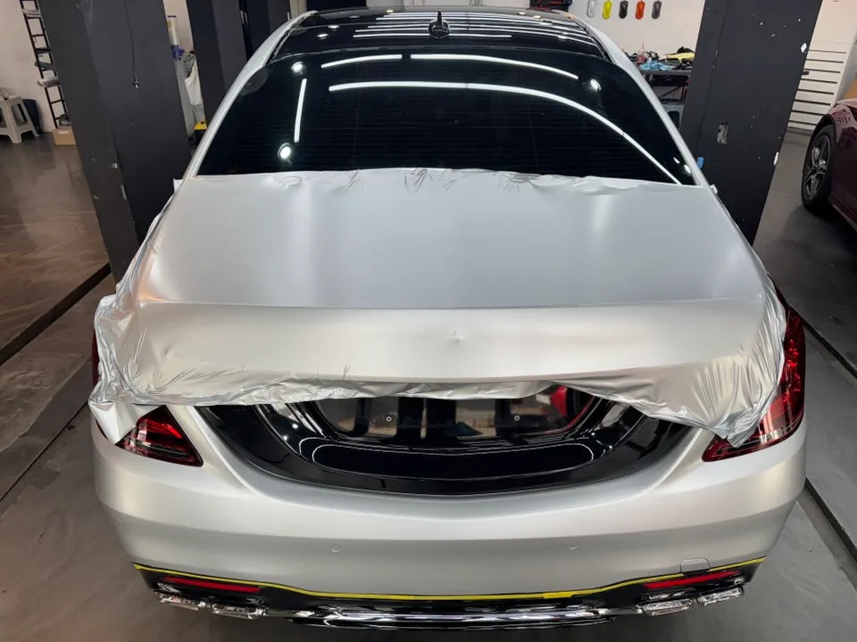 W222 Sクラスのカーラッピング事例｜サテンシルバーメタリック 施工写真 2-2