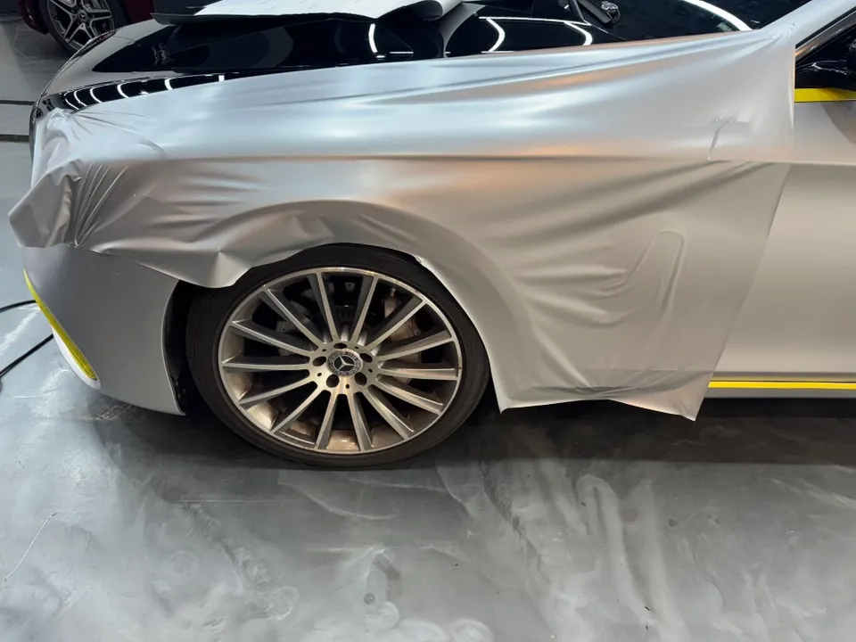 W222 Sクラスのカーラッピング事例｜サテンシルバーメタリック 施工写真 3-2