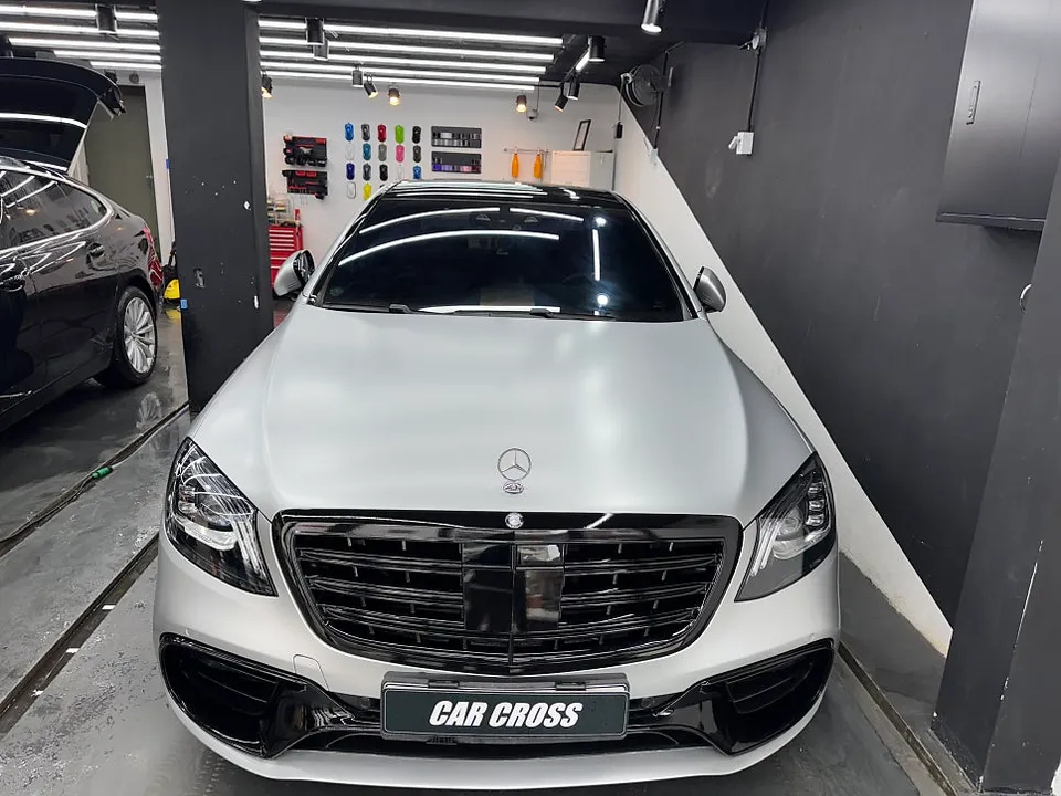 W222 Sクラスのカーラッピング事例｜サテンシルバーメタリック 施工写真 2-3
