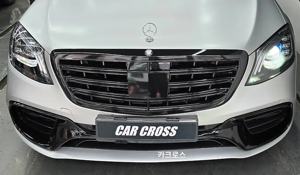 W222 Sクラスのカーラッピング事例｜サテンシルバーメタリック 施工写真 3-3