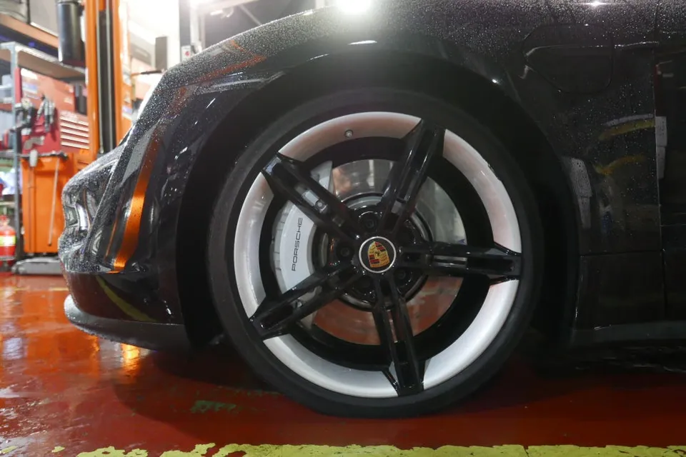 Porsche Taycanのホイールリペア・塗装事例 施工写真 3