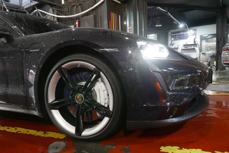 Porsche Taycanのホイールリペア・塗装事例 施工写真 4
