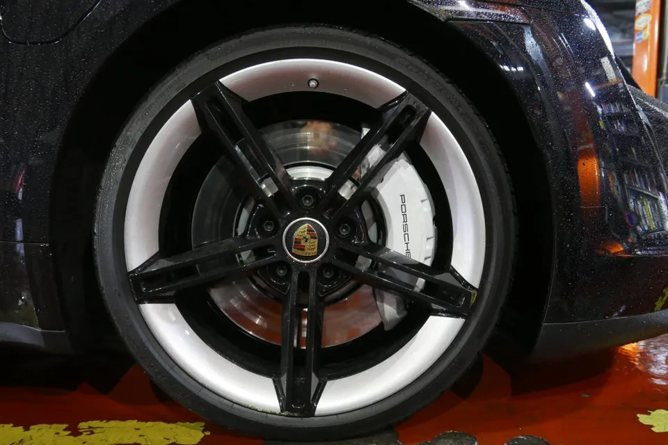 Porsche Taycan Wheel Repair & Painting Review: Perfect Curb Rash photo 15