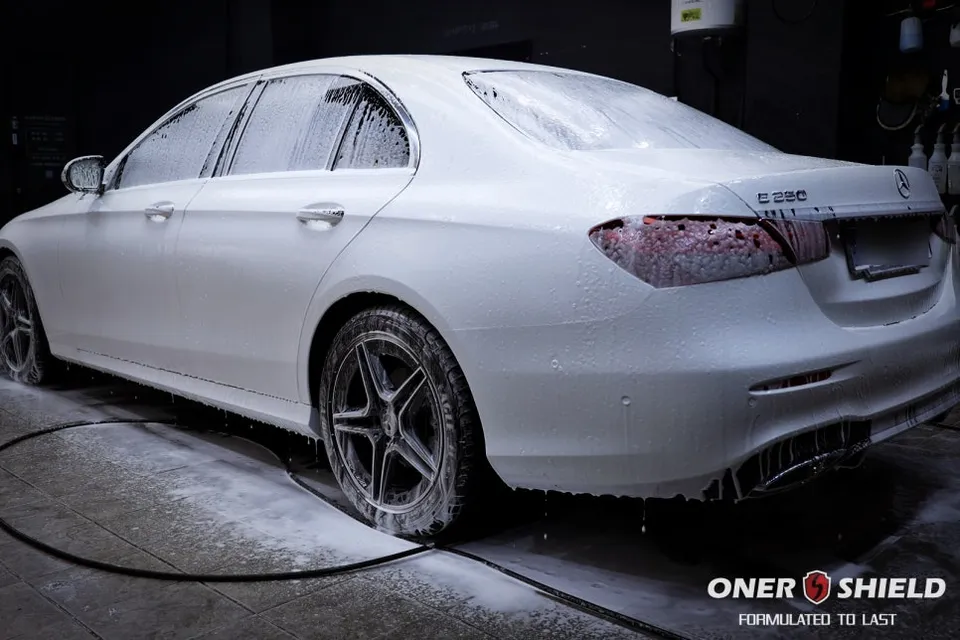 Mercedes-Benz Eクラスのガラスコーティング事例｜韓国での施工 施工写真 2-2