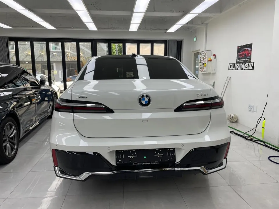 BMW 7 Series G11/G12 vinyl wrap - BMW 7 Series G11/G12 Vinyl Wrap Review - Duo-Tone Style photo 3