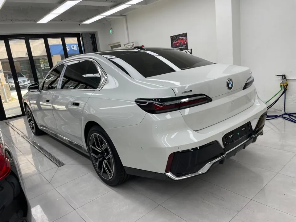 BMW 7 Series G11/G12 vinyl wrap - BMW 7 Series G11/G12 Vinyl Wrap Review - Duo-Tone Style photo 4