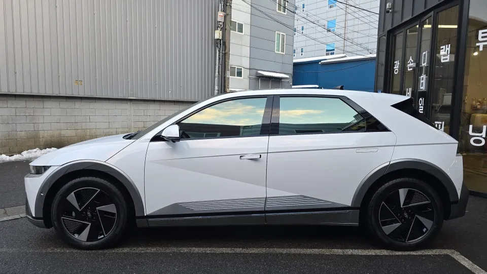 Hyundai IONIQ 5のカーフィルム施工事例｜エメラルド色の仕上がり 施工写真 2-3