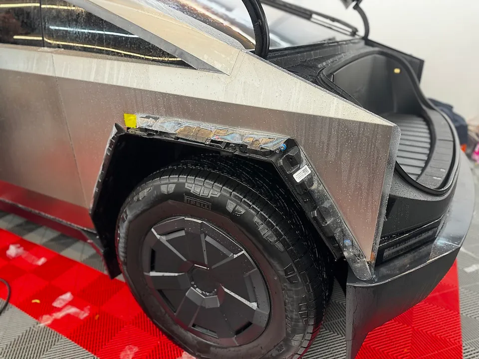 Tesla CybertruckのPPF施工事例|無光フィルム 施工写真 2-3