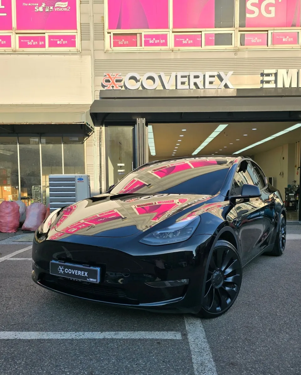 Tesla Model Y vinyl wrap - Tesla Model Y Vinyl Wrap Review: High Glossy Black Transformation photo 4