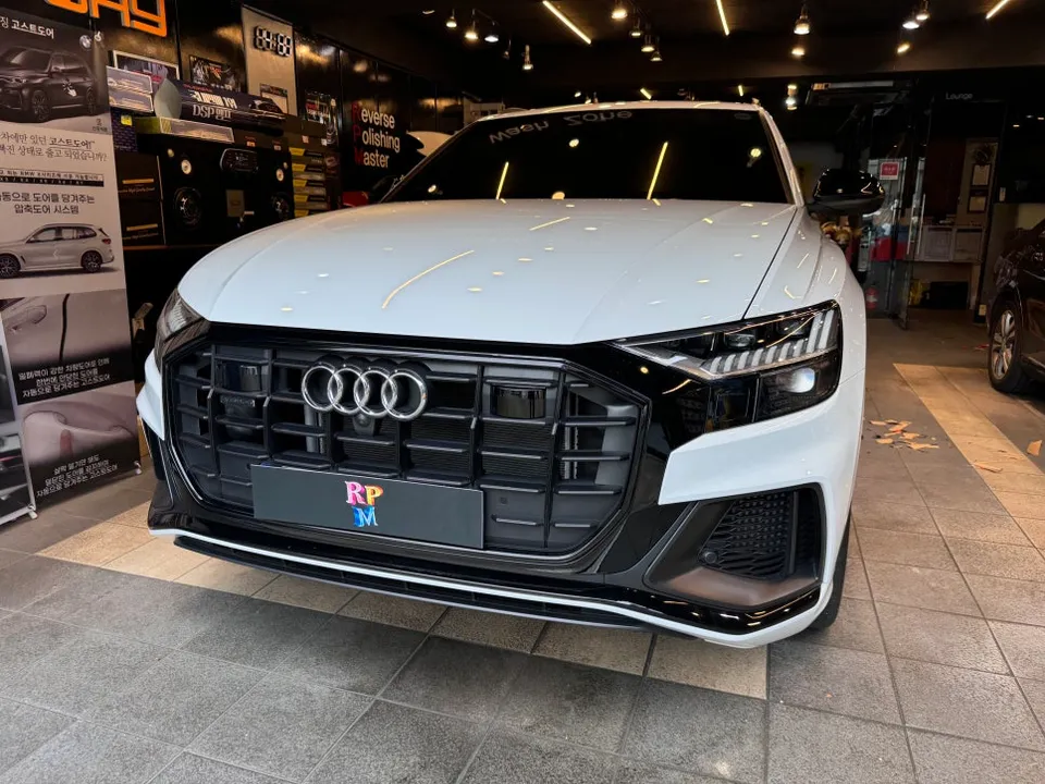 Audi SQ8 ambient lighting review