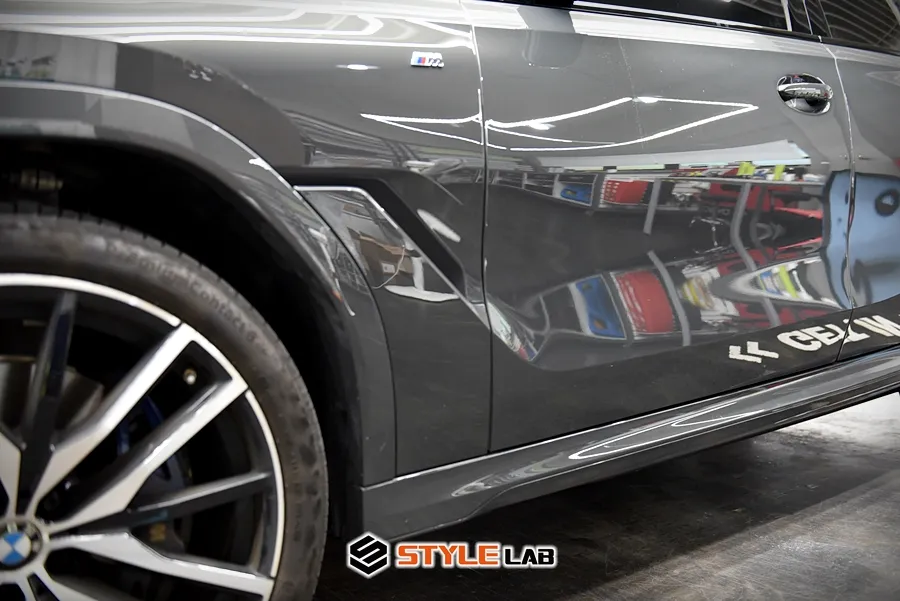BMW X6 G06 vinyl wrap - BMW X6 Vinyl Wrap Review: Gloss Carbon & Black Accents photo 4
