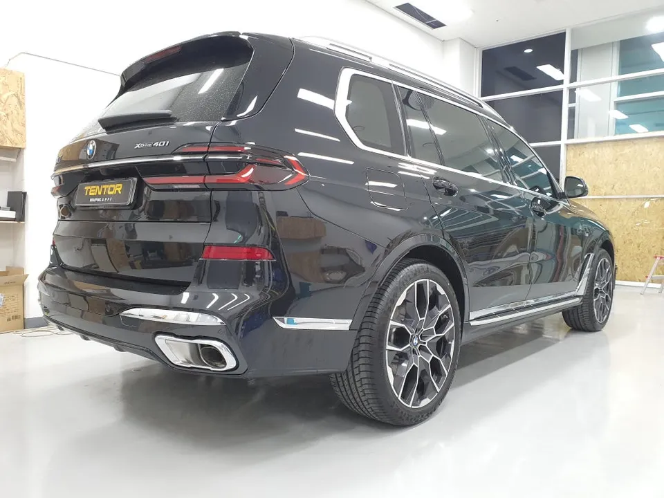 BMW X7のPPF施工事例：クローム除去でオールブラック化 施工写真 3-1
