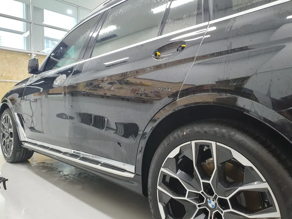 BMW X7のPPF施工事例：クローム除去でオールブラック化 施工写真 1-2