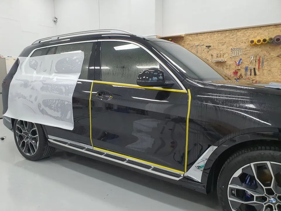 BMW X7のPPF施工事例：クローム除去でオールブラック化 施工写真 2-2