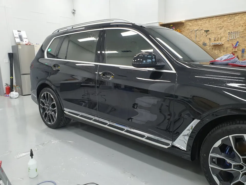 BMW X7のPPF施工事例：クローム除去でオールブラック化 施工写真 3-2