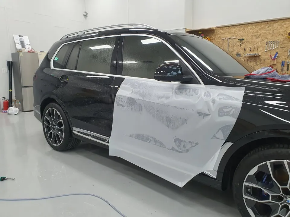 BMW X7のPPF施工事例：クローム除去でオールブラック化 施工写真 1-3