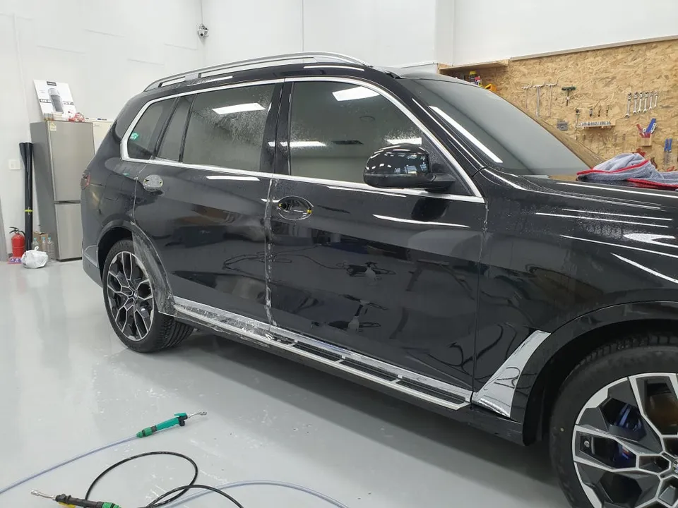 BMW X7のPPF施工事例：クローム除去でオールブラック化 施工写真 2-3