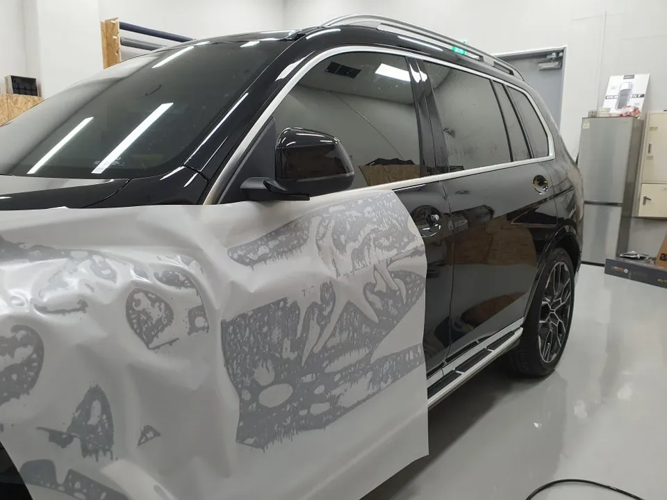BMW X7のPPF施工事例：クローム除去でオールブラック化 施工写真 3-3