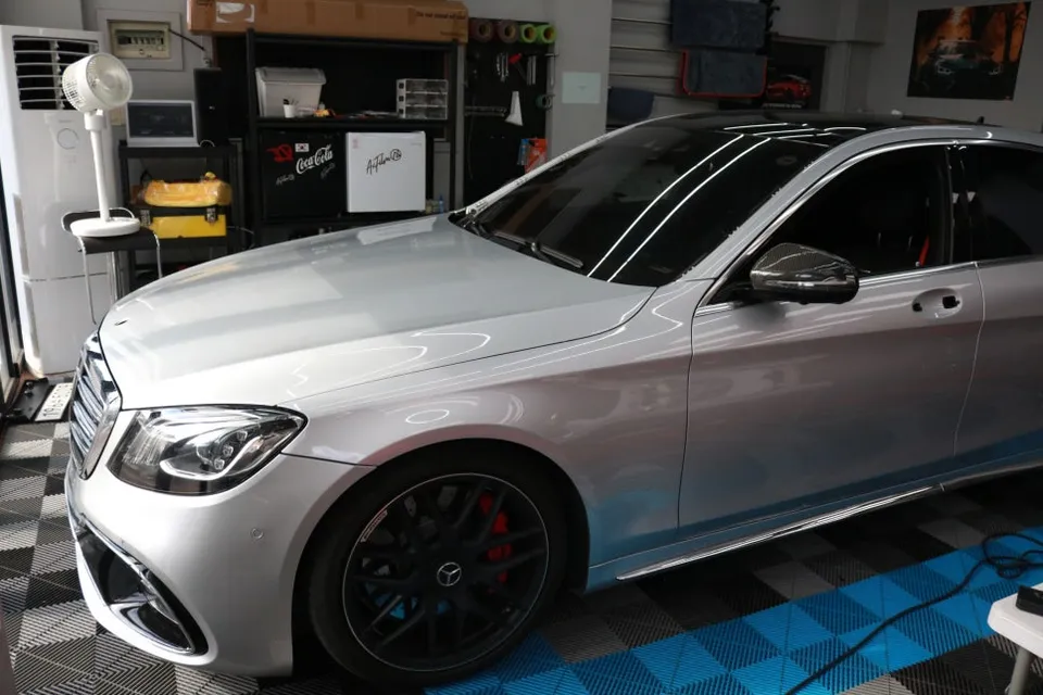 Mercedes-Benz S63 AMG vinyl wrap - Mercedes-Benz S63 AMG Vinyl Wrap Review: Glossy White Pearl Upgra photo 3