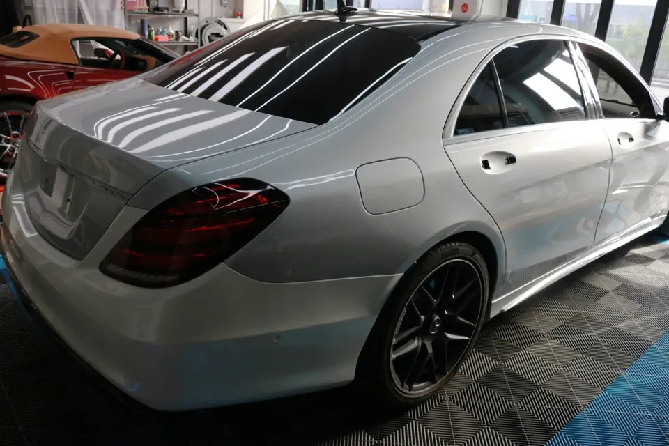 Mercedes-Benz S63 AMG vinyl wrap - Mercedes-Benz S63 AMG Vinyl Wrap Review: Glossy White Pearl Upgra photo 4