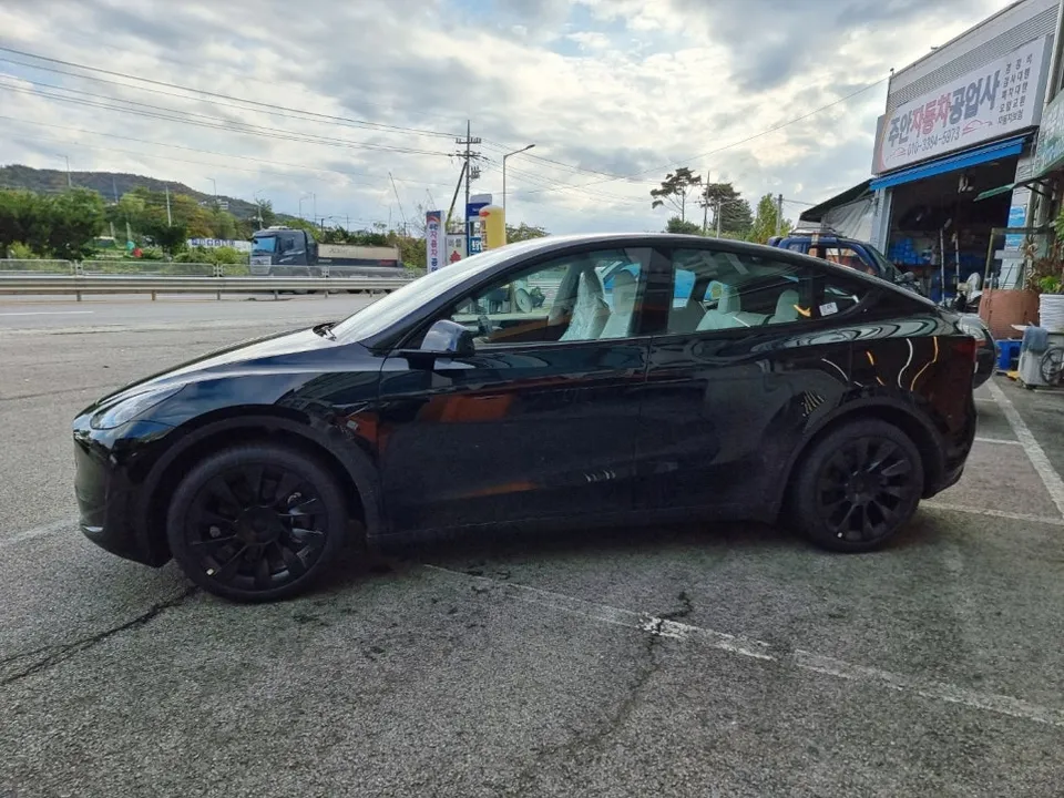 Tesla Model Y PPF施工事例：費用目安と仕上がり 施工写真 1-3