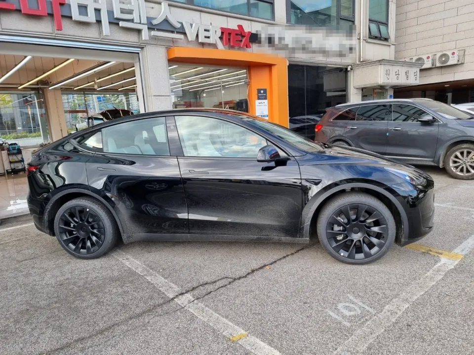 Tesla Model Y PPF施工事例：費用目安と仕上がり 施工写真 2-3