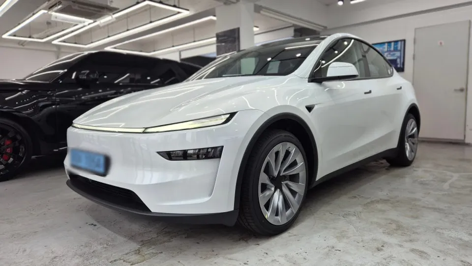 Tesla Model Y PPF施工事例:費用目安と仕上がり 施工写真 1-2